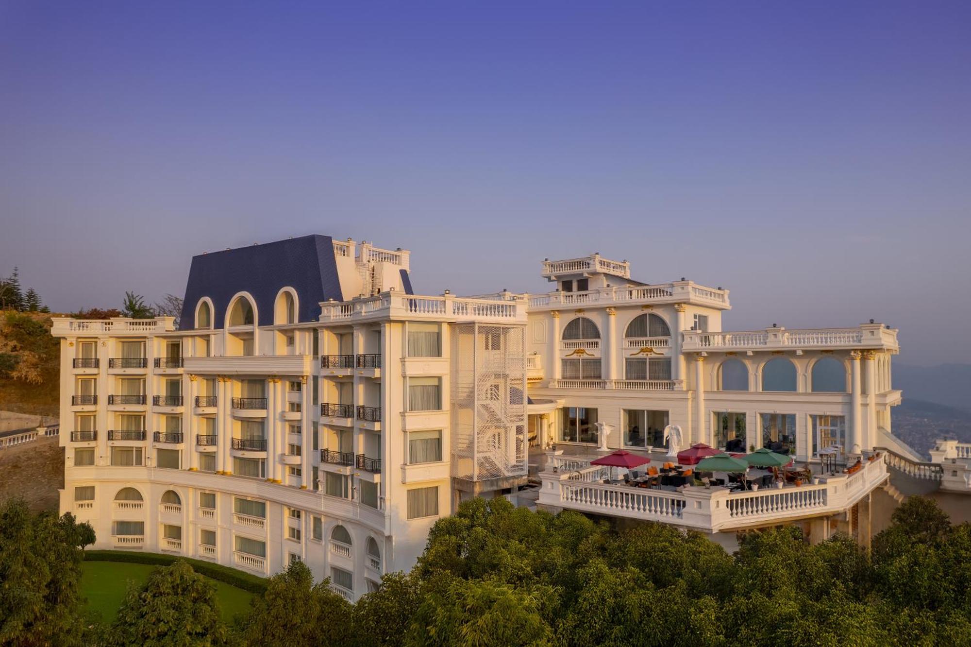 Le Glamour Resort & Wellness Spa ポカラ エクステリア 写真